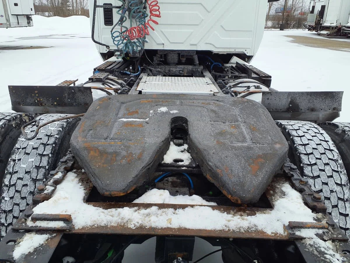 2018 International LT - image 11