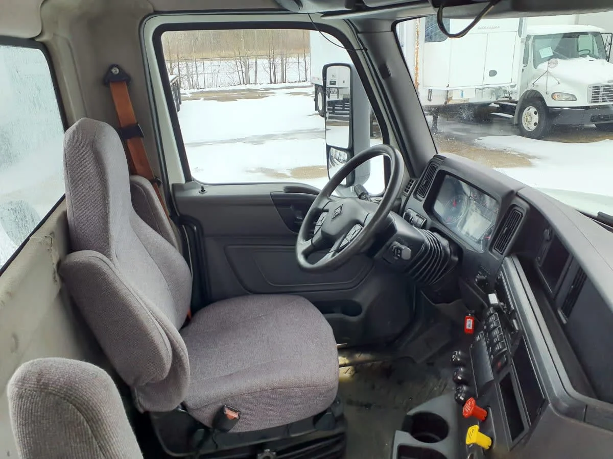 2018 International LT - image 7