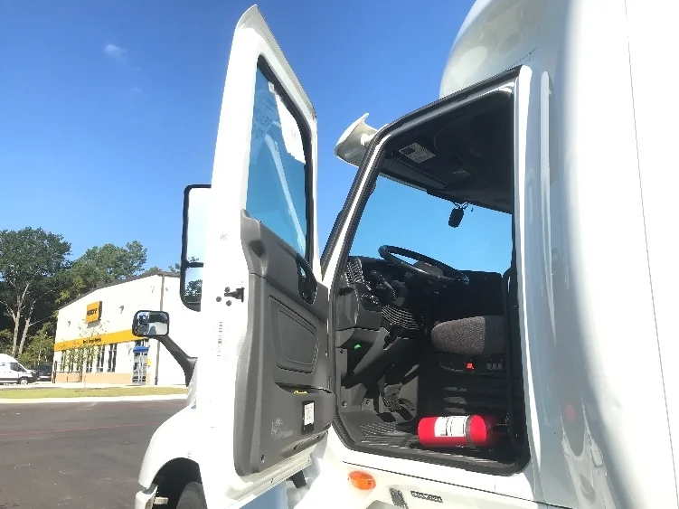 2022 International LT - image 9