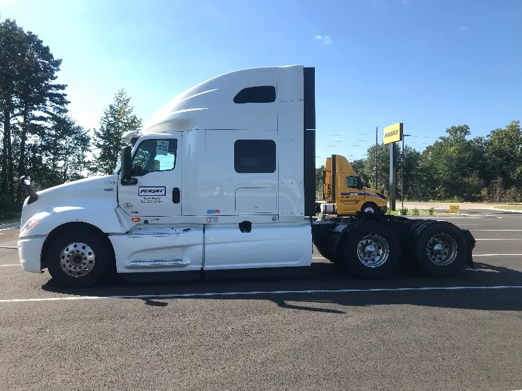 2022 International LT - image 4