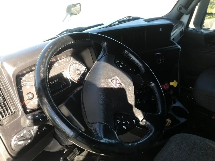 2022 International LT - image 10