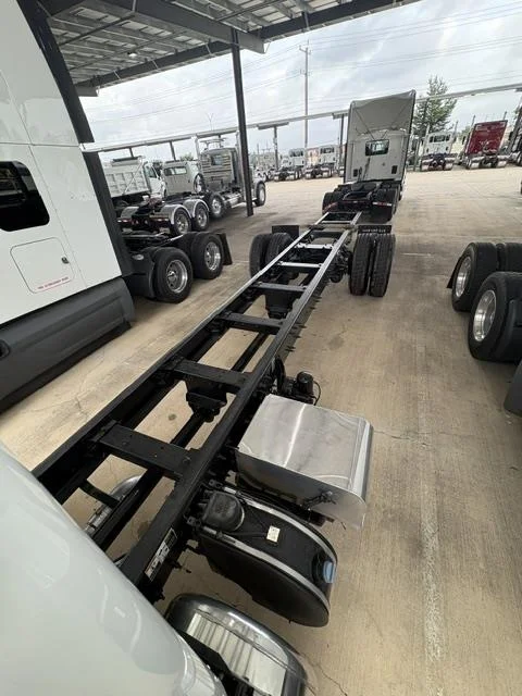 2021 Peterbilt 337 — photo 2