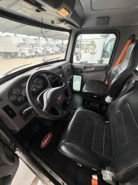 2021 Peterbilt 337 — photo 3