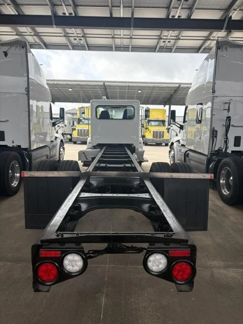 2021 Peterbilt 337 — photo 9