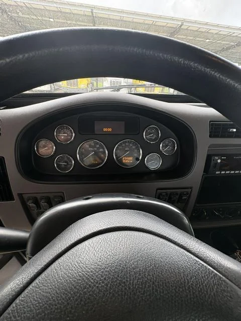 2021 Peterbilt 337 — photo 4