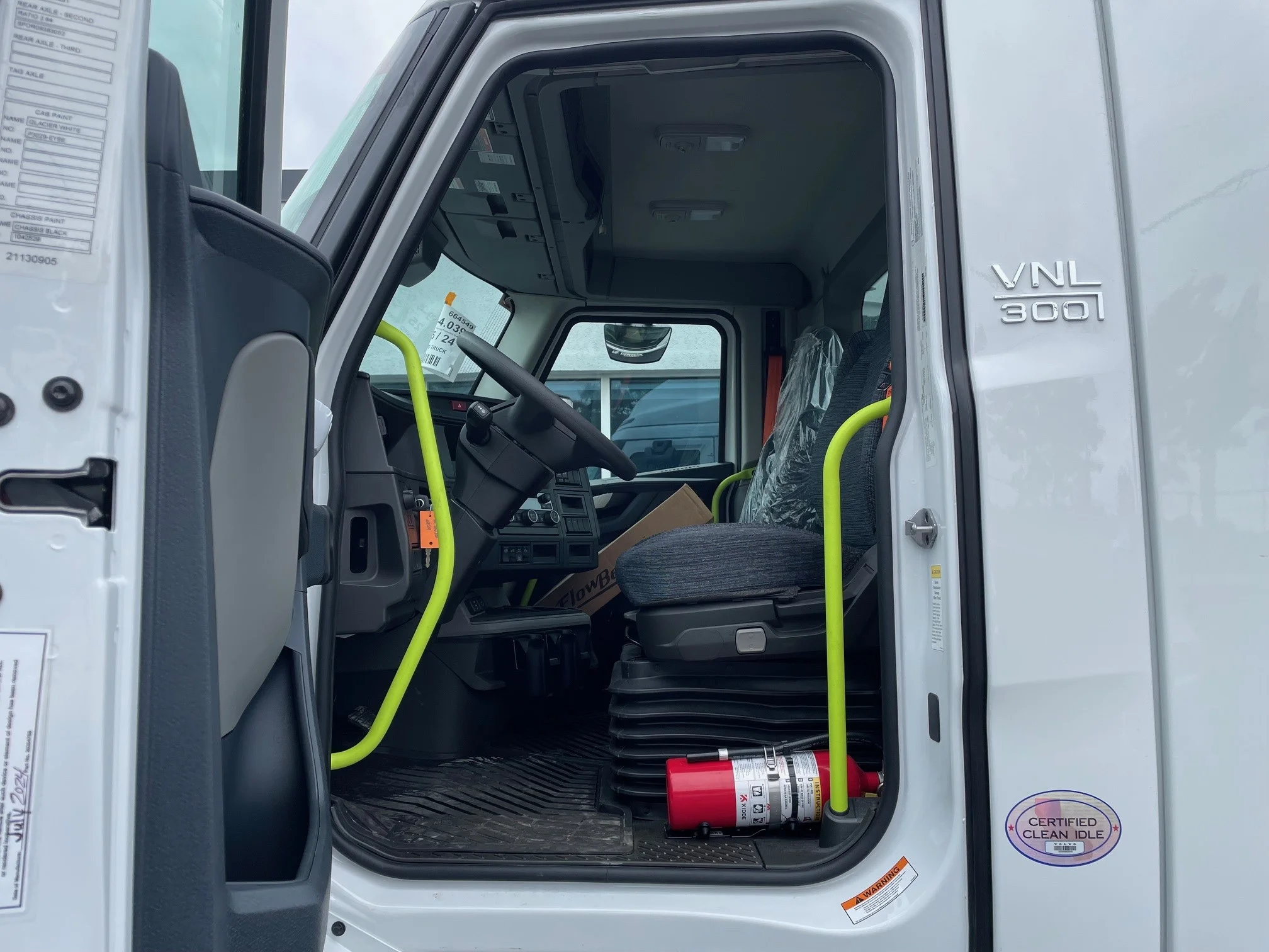 2025 Volvo VNL 300 - image 8