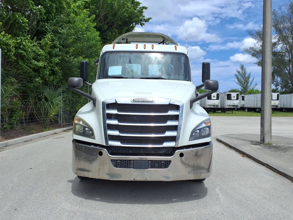 2019 Freightliner Cascadia in Davie, FL — photo 2