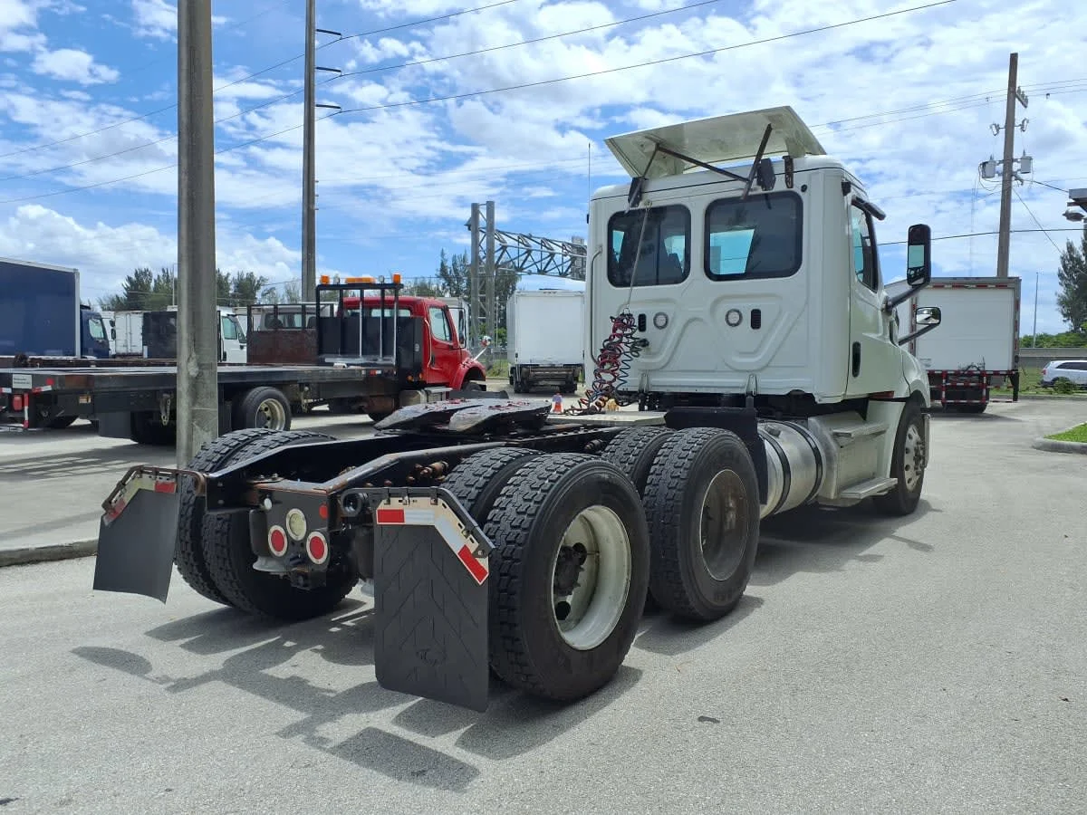 2019 Freightliner Cascadia in Davie, FL — photo 4