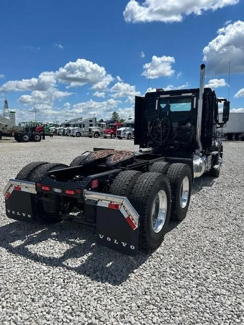 2025 Volvo VNL 300 - image 3