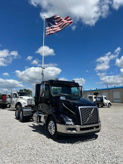 2025 Volvo VNL 300 - image 2