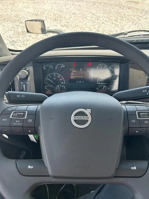 2025 Volvo VNL 300 - image 5