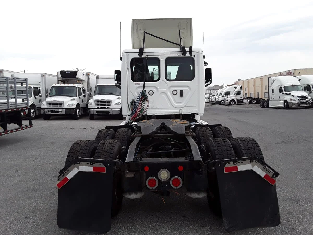 2020 Freightliner Cascadia in Allentown, PA — photo 5