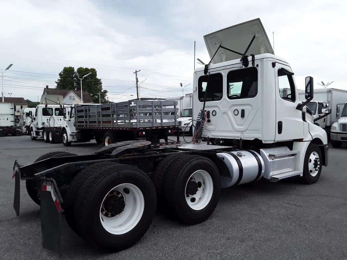 2020 Freightliner Cascadia in Allentown, PA — photo 4