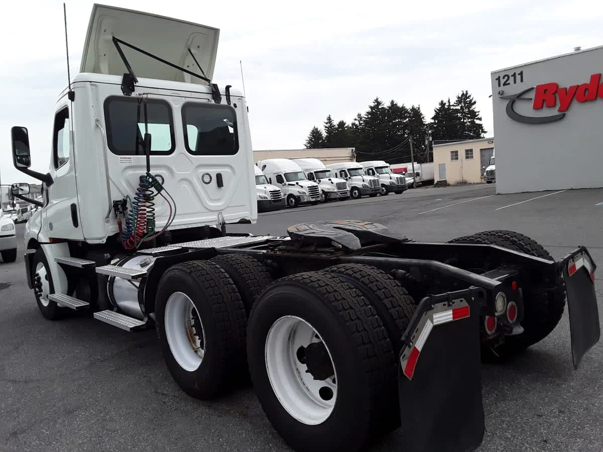 2020 Freightliner Cascadia in Allentown, PA — photo 6