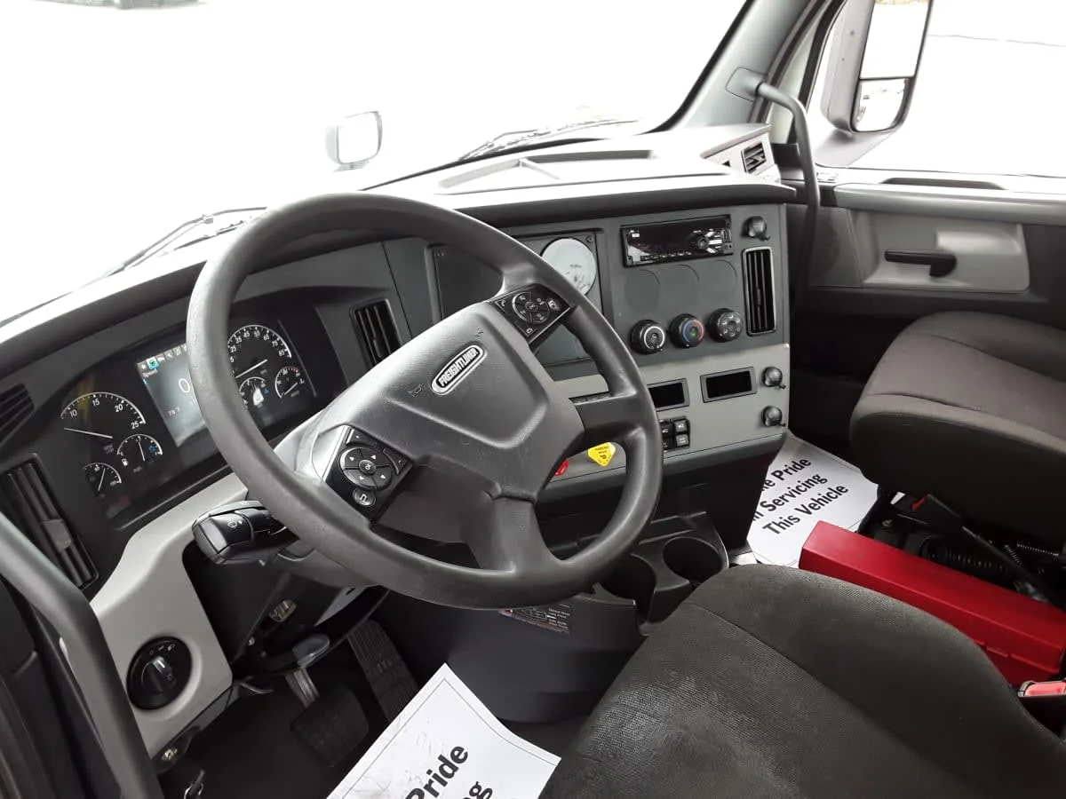 2020 Freightliner Cascadia in Allentown, PA — photo 7