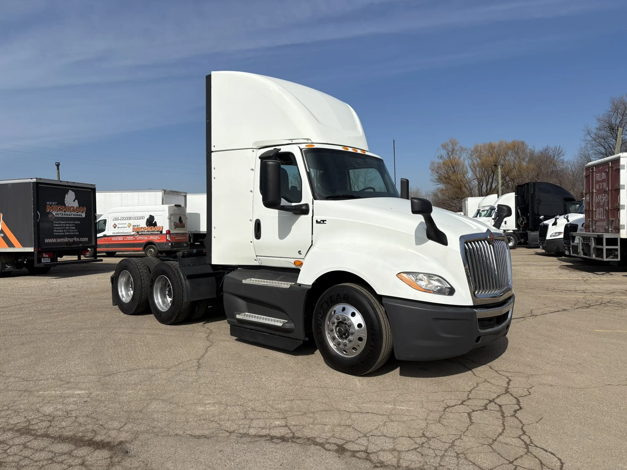 2021 International LT - image 4