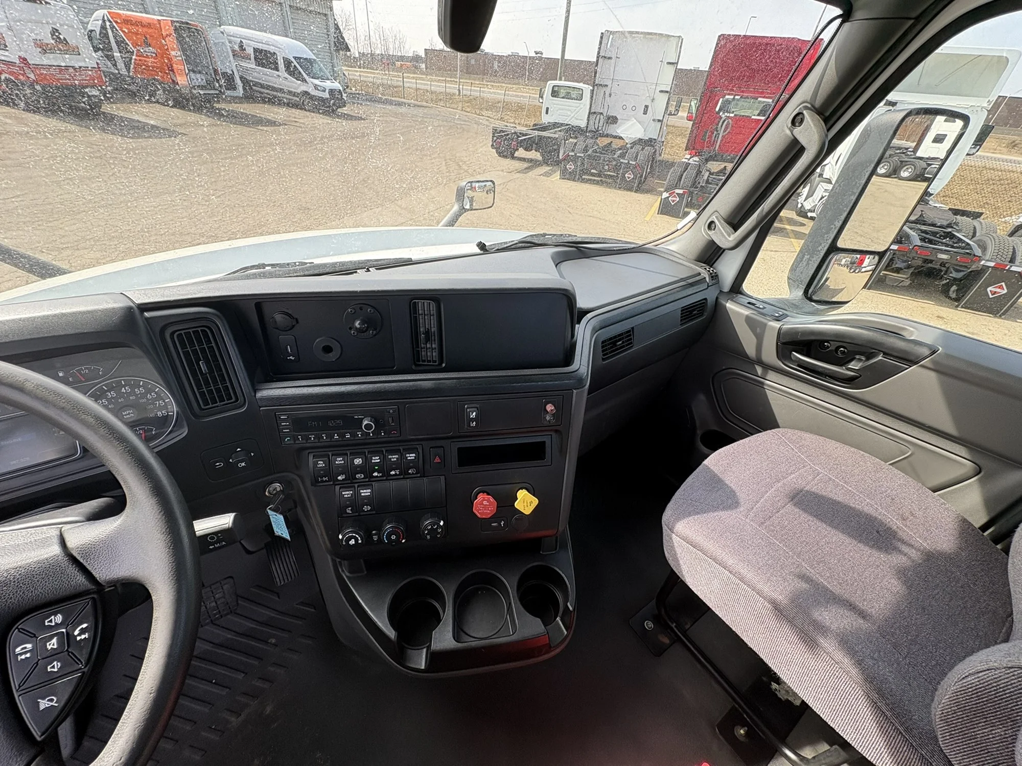 2021 International LT - image 15