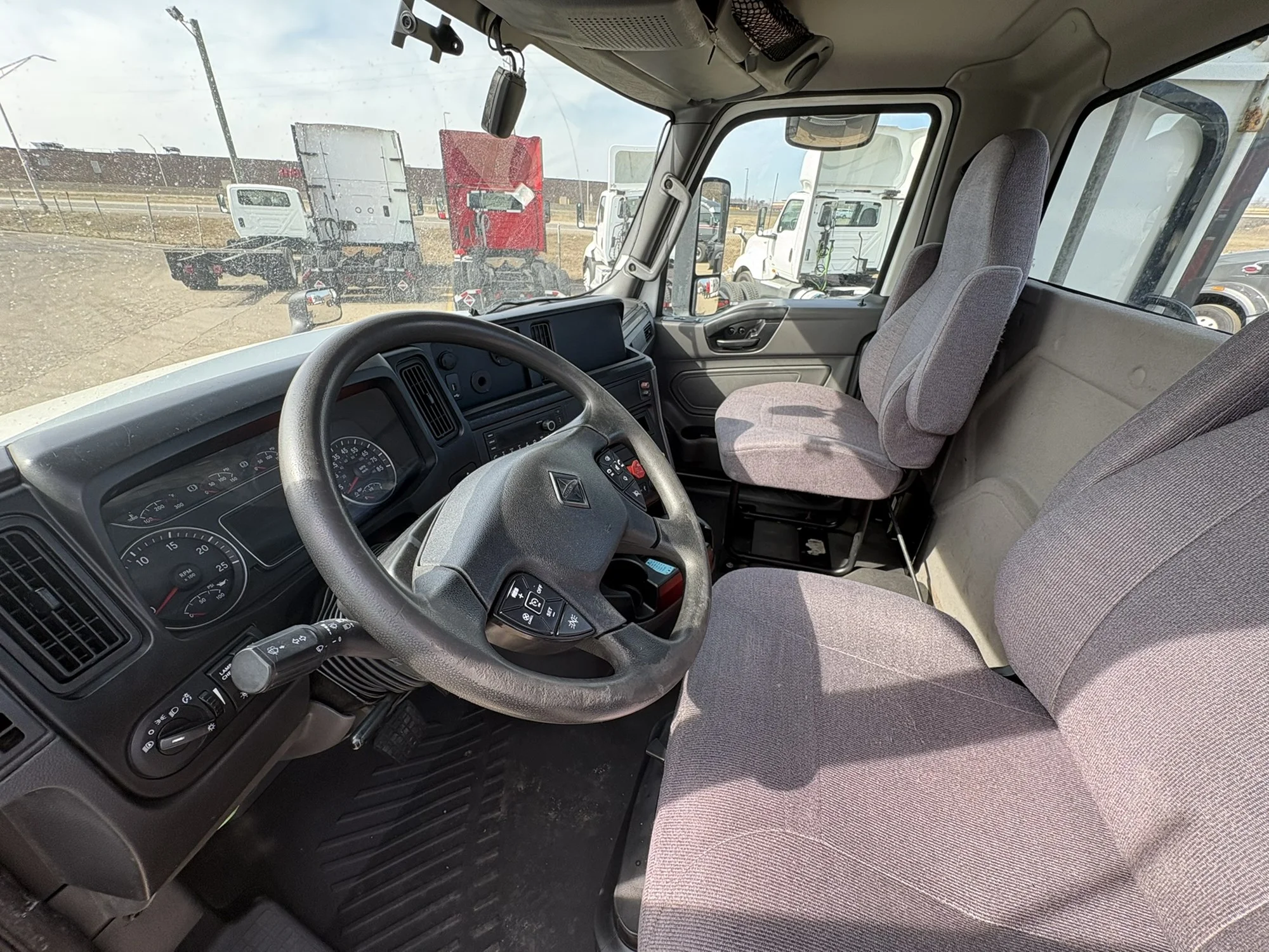 2021 International LT - image 13