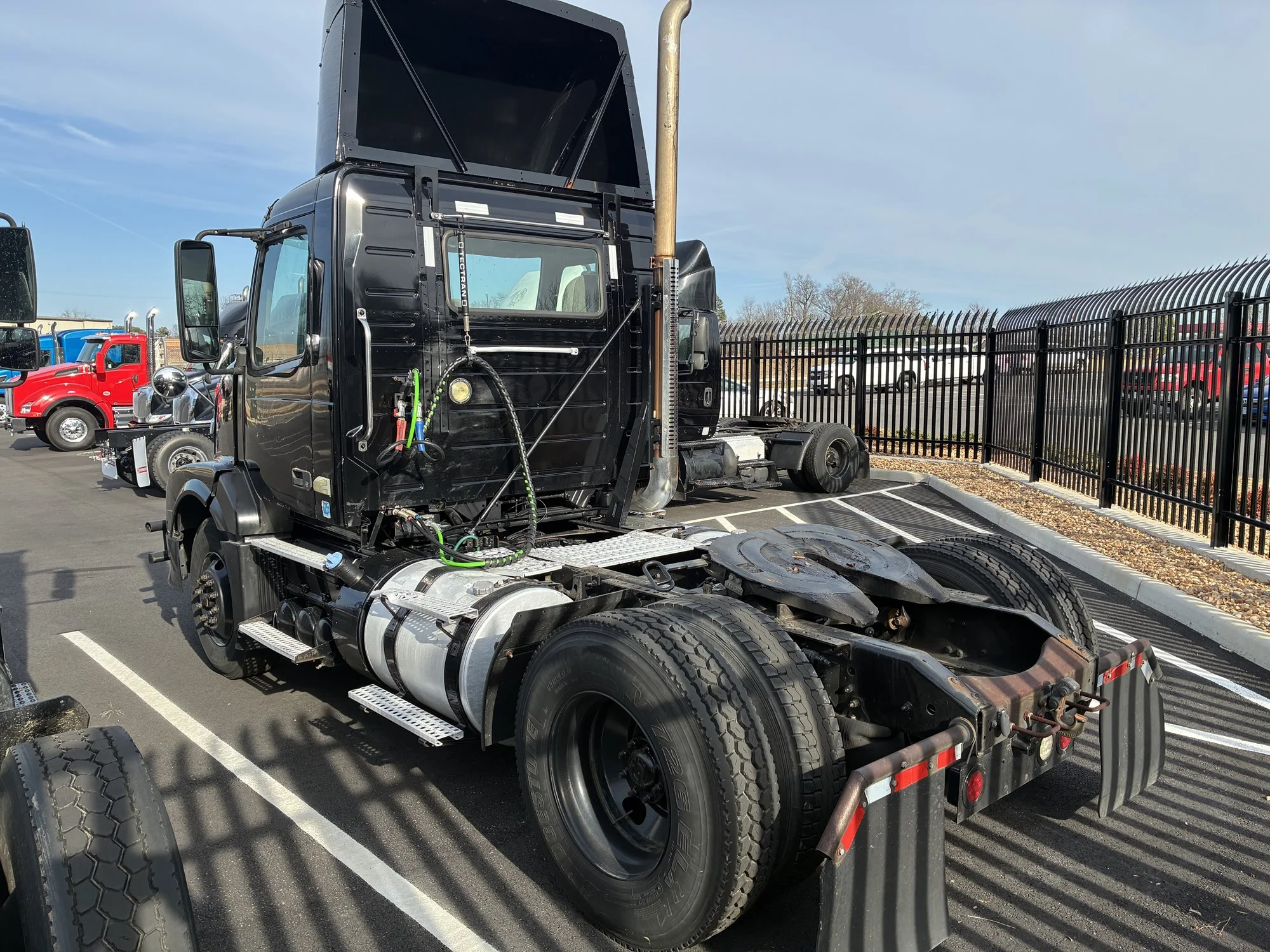 2012 Volvo VNL 860 in ASHLAND, VA, VA — photo 4
