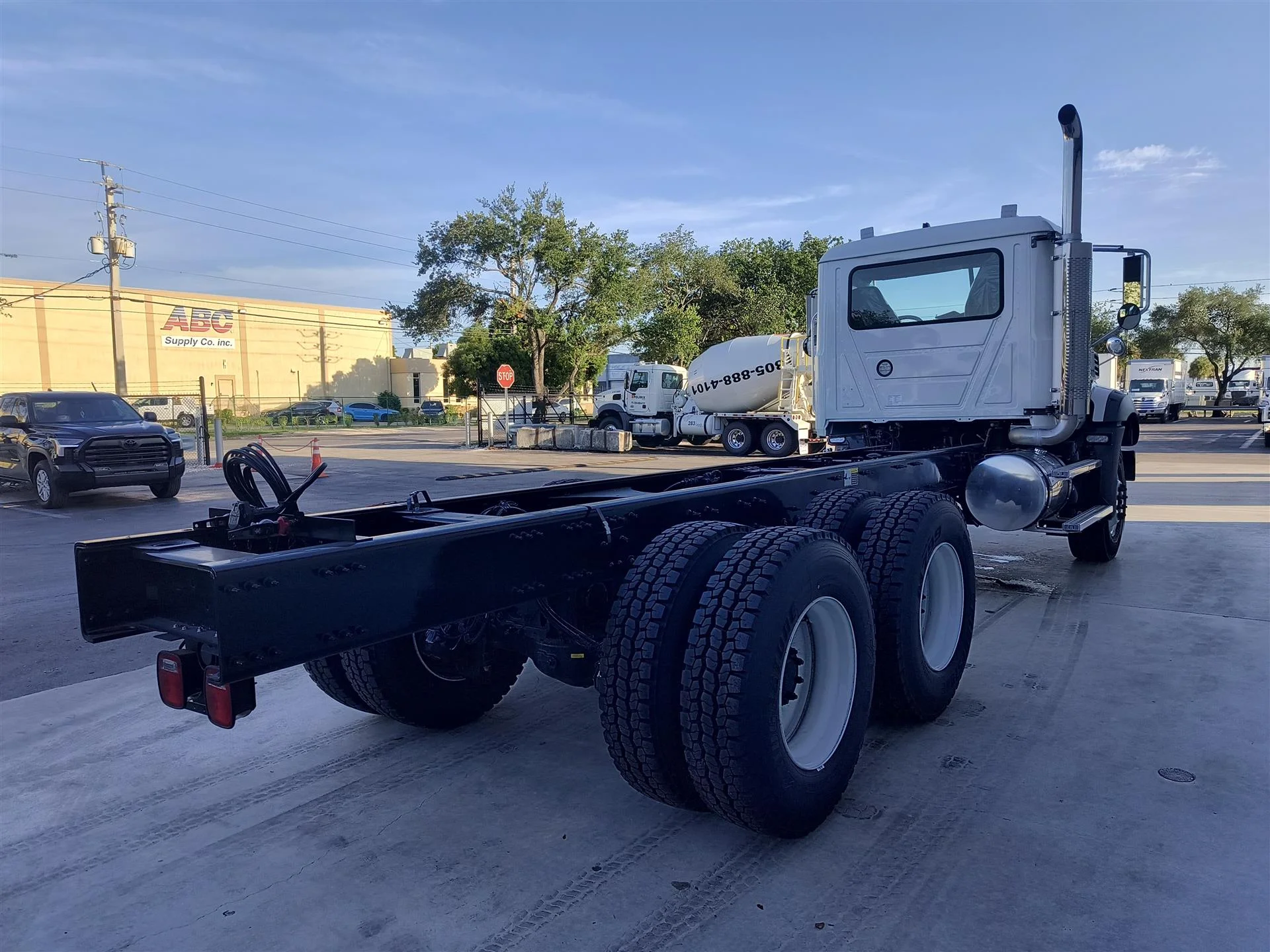 2025 Mack Granite - image 3