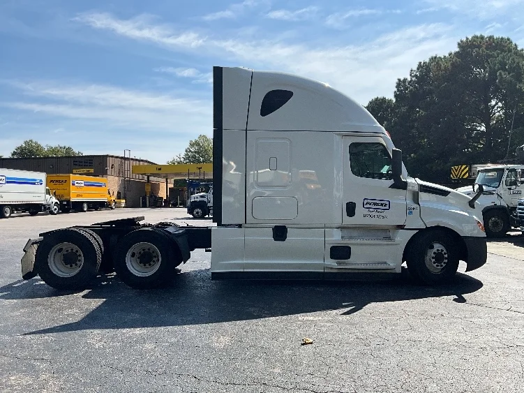 2021 Freightliner Cascadia - image 8