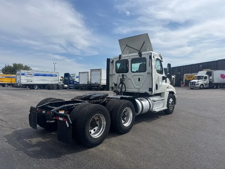 2019 Freightliner Cascadia in La Porte, IN — photo 7