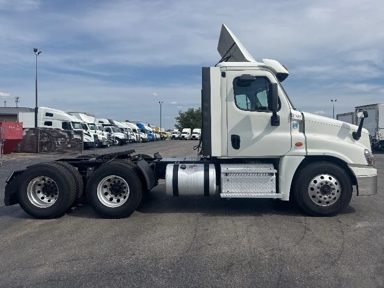 2019 Freightliner Cascadia in La Porte, IN — photo 8