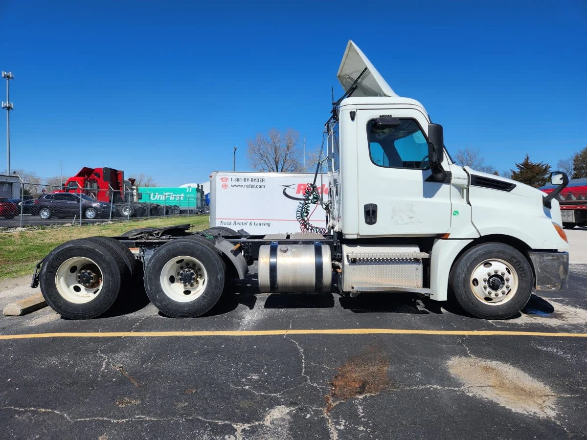 2020 Freightliner Cascadia - image 6