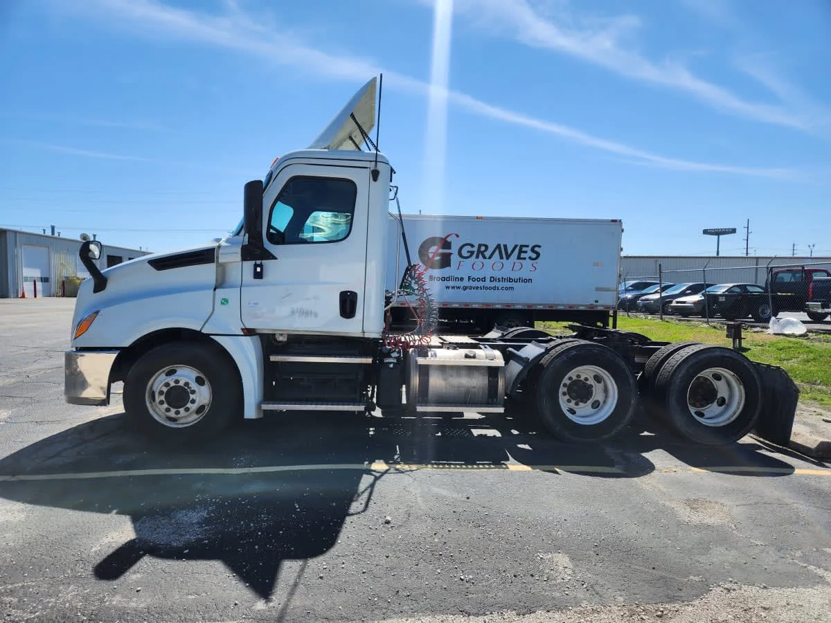 2020 Freightliner Cascadia - image 2