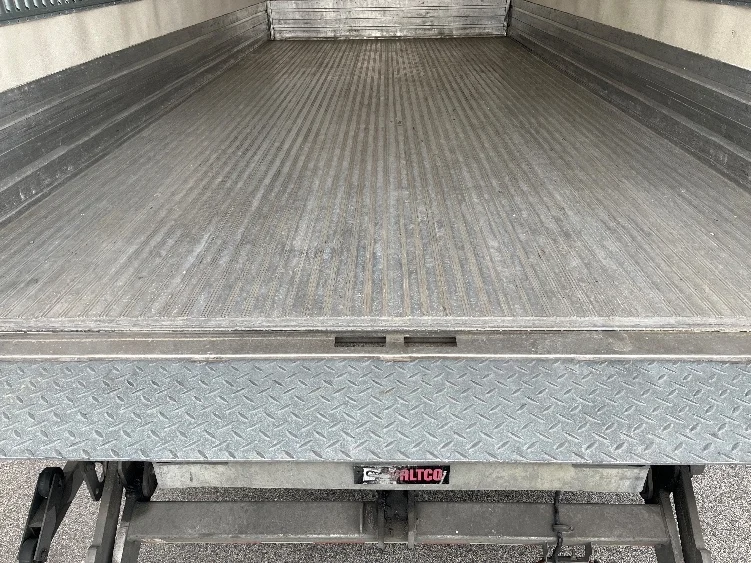 2022 Isuzu NRR in Pottsville, PA — photo 10