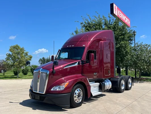 2023 Kenworth T680 in Cedar Rapids, IA — photo 2
