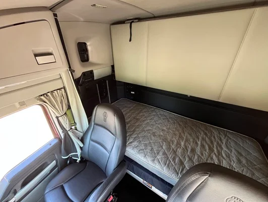 2023 Kenworth T680 in Cedar Rapids, IA — photo 9