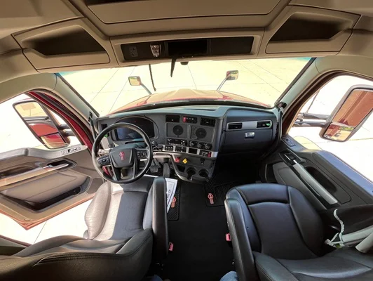 2023 Kenworth T680 in Cedar Rapids, IA — photo 3