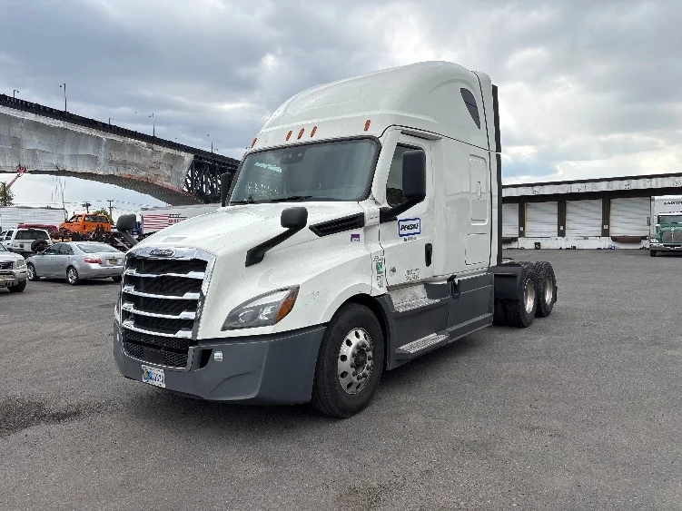 2021 Freightliner Cascadia in Monmouth Junction, NJ — photo 3