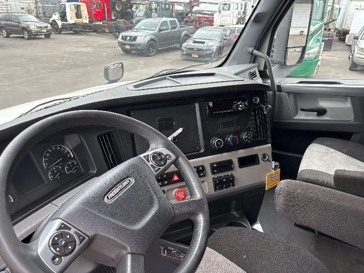 2021 Freightliner Cascadia in Monmouth Junction, NJ — photo 10
