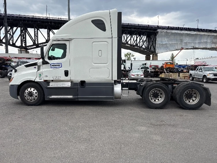 2021 Freightliner Cascadia in Monmouth Junction, NJ — photo 4