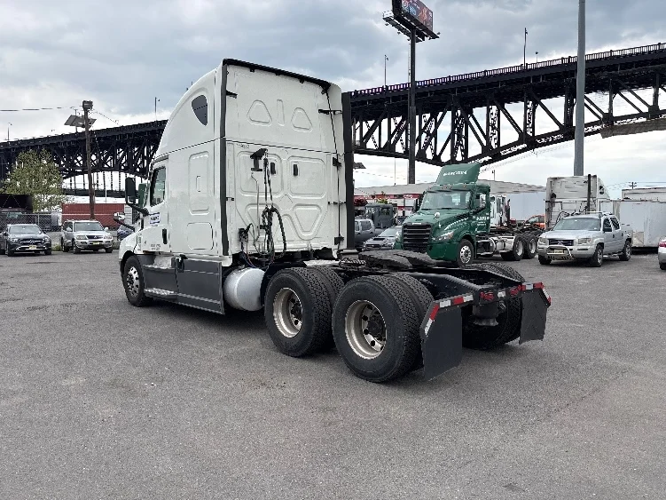 2021 Freightliner Cascadia in Monmouth Junction, NJ — photo 5