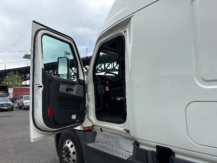 2021 Freightliner Cascadia in Monmouth Junction, NJ — photo 9