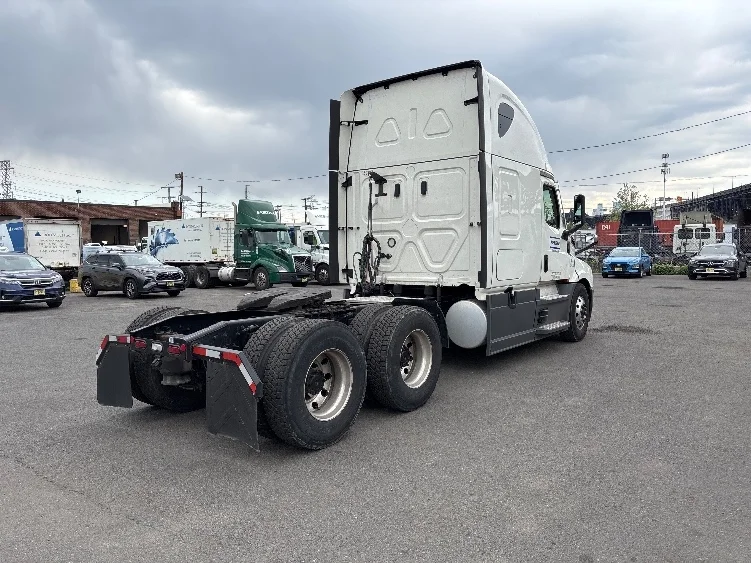 2021 Freightliner Cascadia in Monmouth Junction, NJ — photo 7