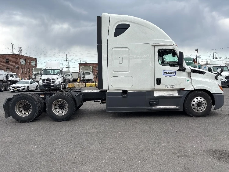 2021 Freightliner Cascadia in Monmouth Junction, NJ — photo 8