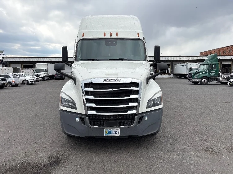 2021 Freightliner Cascadia in Monmouth Junction, NJ — photo 2