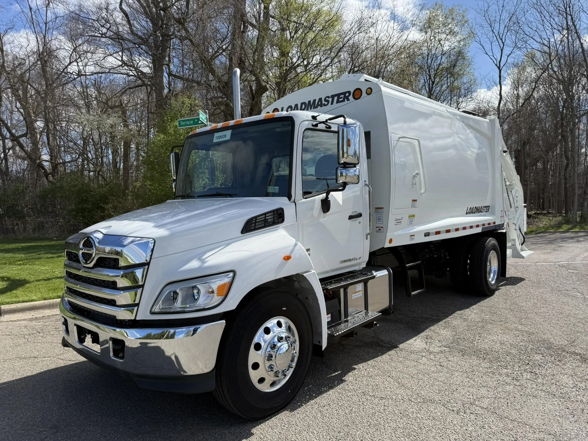 2025 Hino L7 in Findlay, OH — photo 2