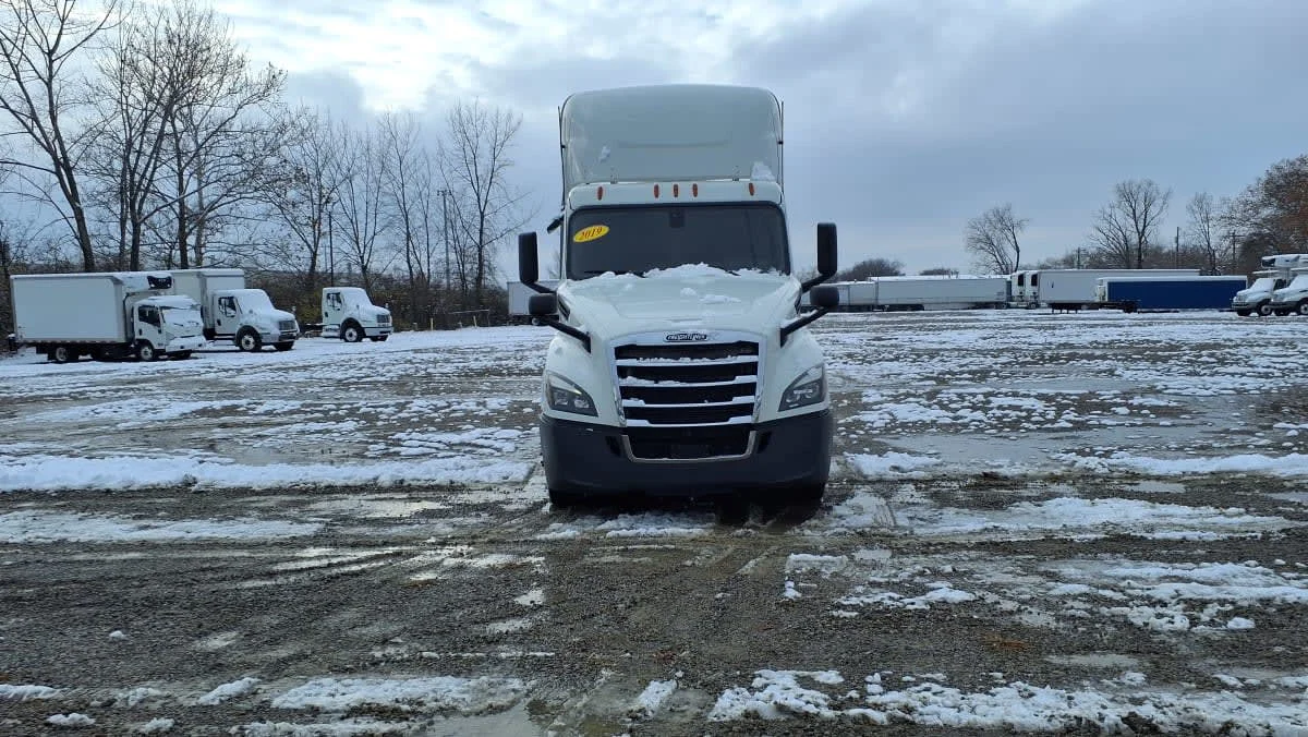 2019 Freightliner Cascadia in West Chester, OH — photo 2