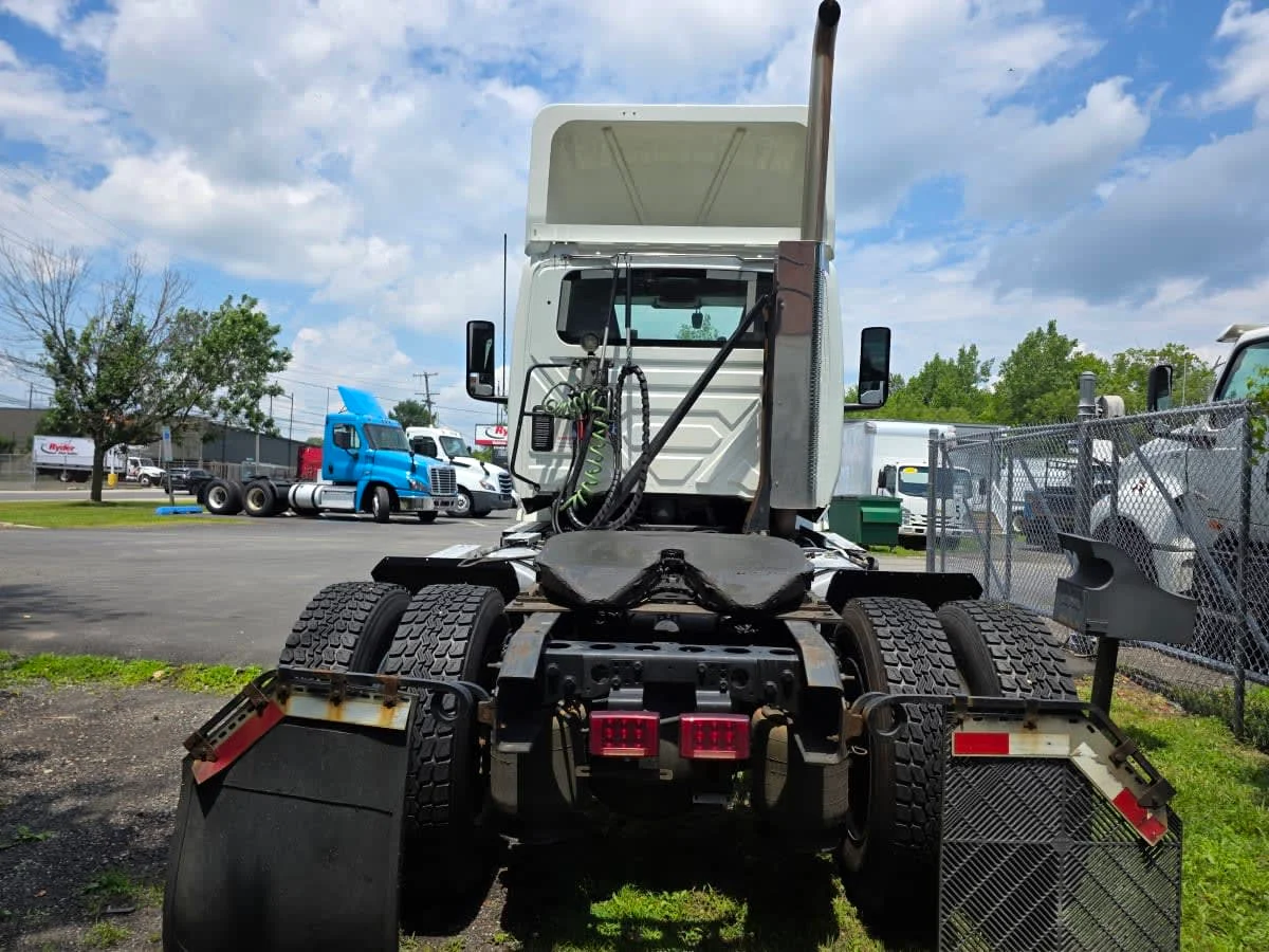 2020 International LT - image 5