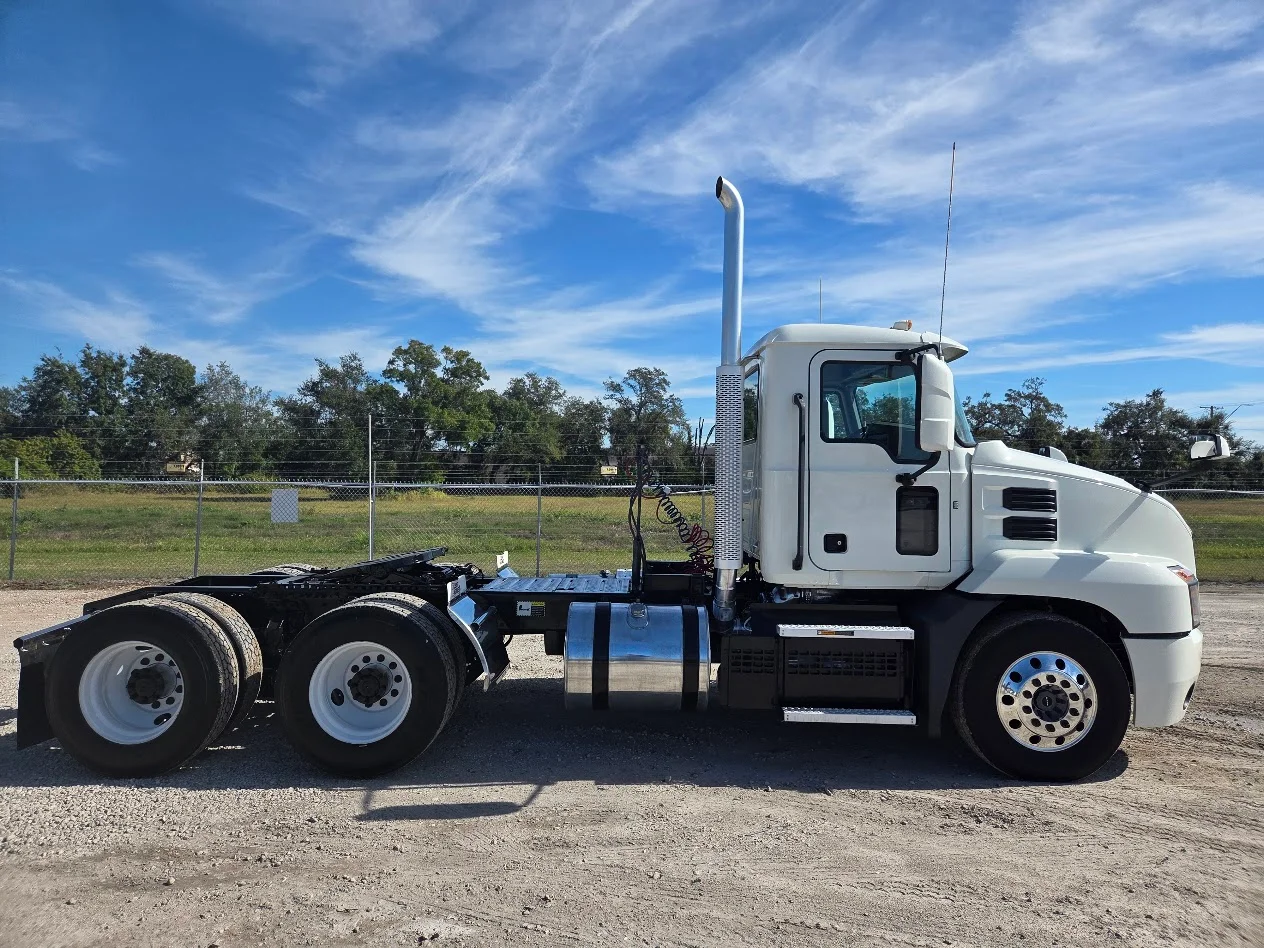 2019 Mack Anthem - image 3