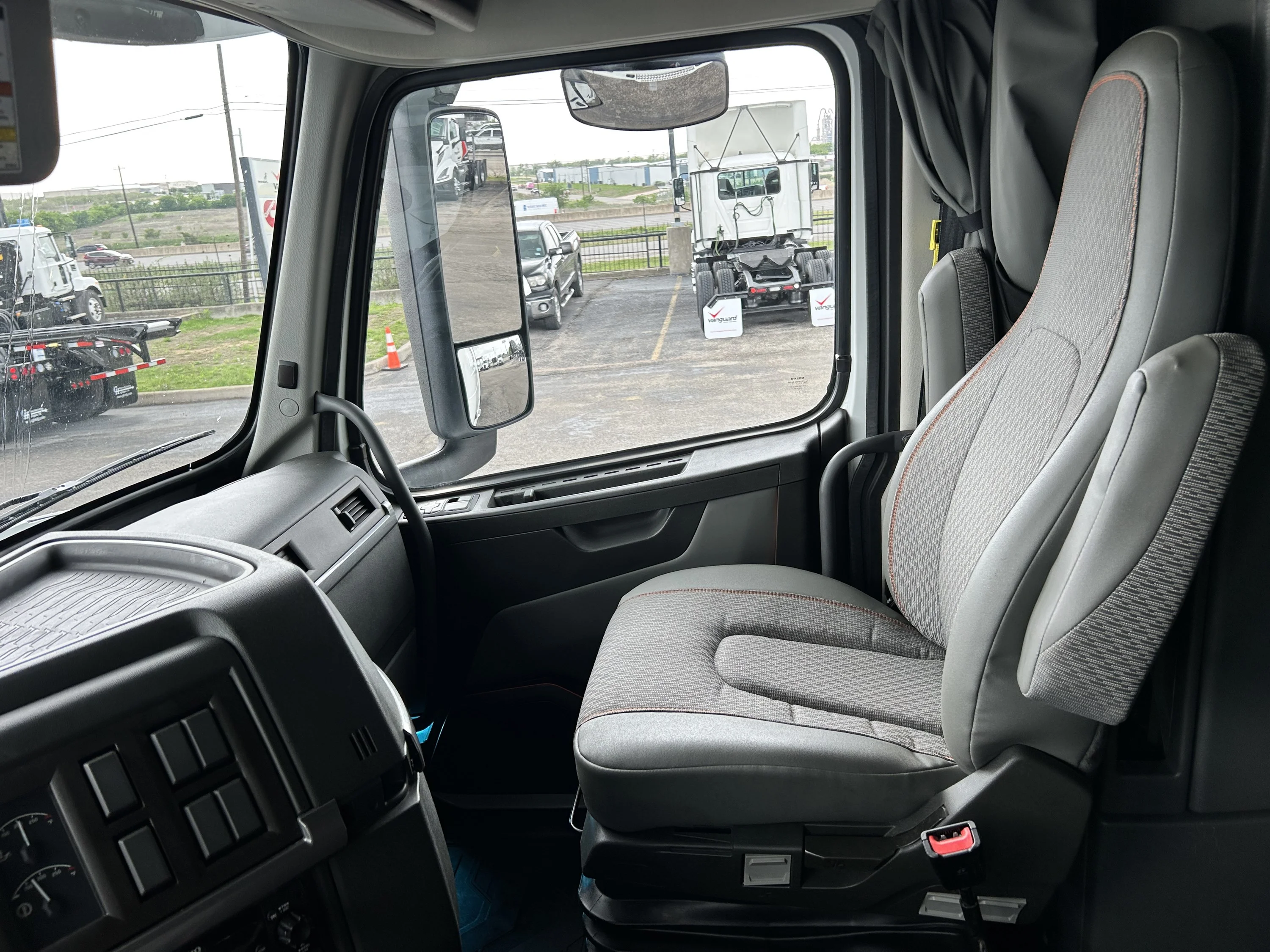 2024 Volvo VNL 860 - image 31