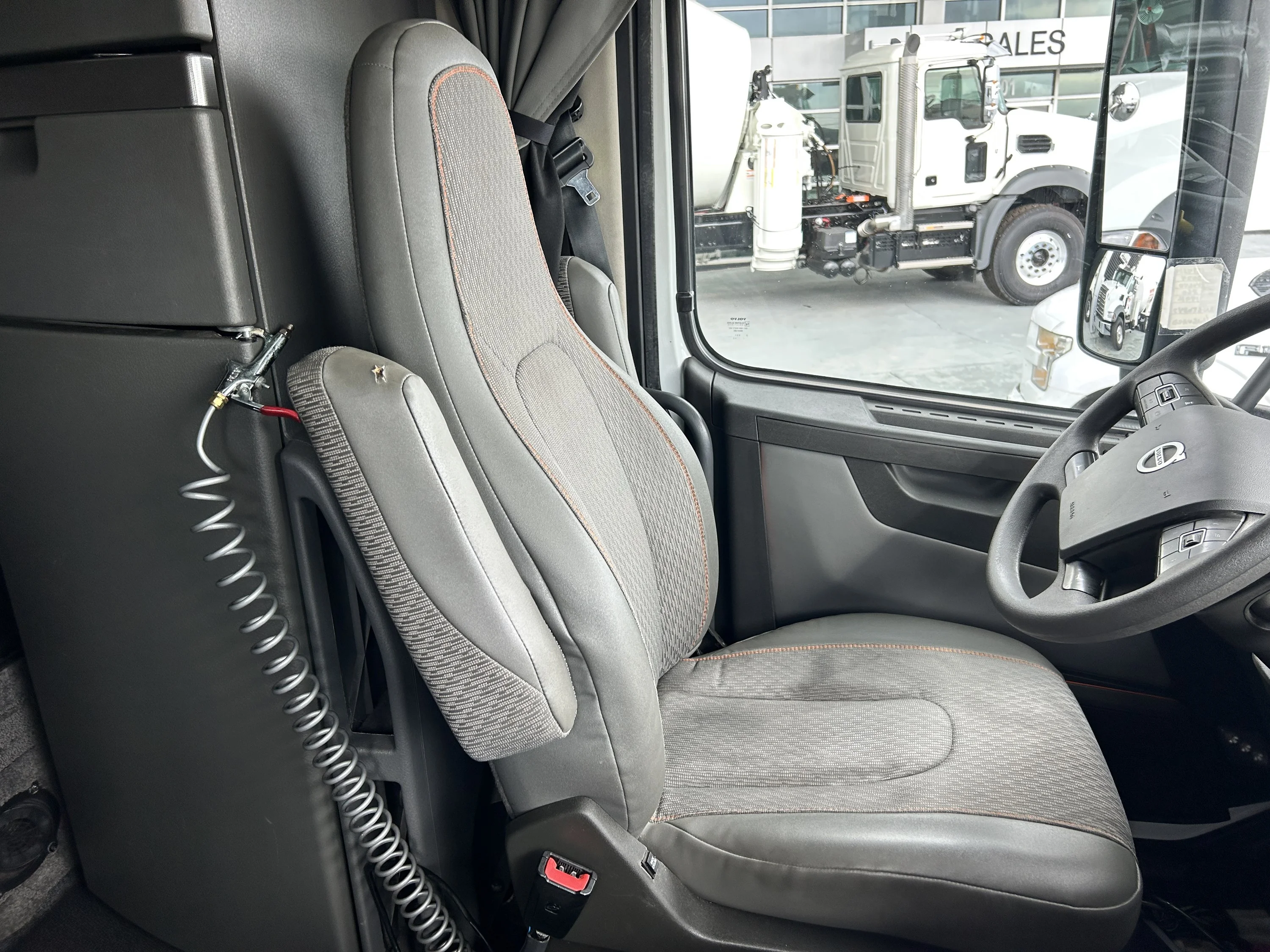 2024 Volvo VNL 860 - image 40