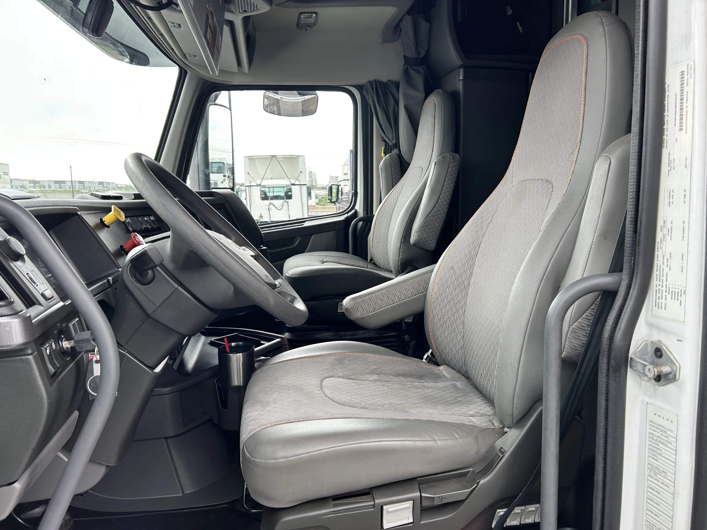 2024 Volvo VNL 860 - image 23