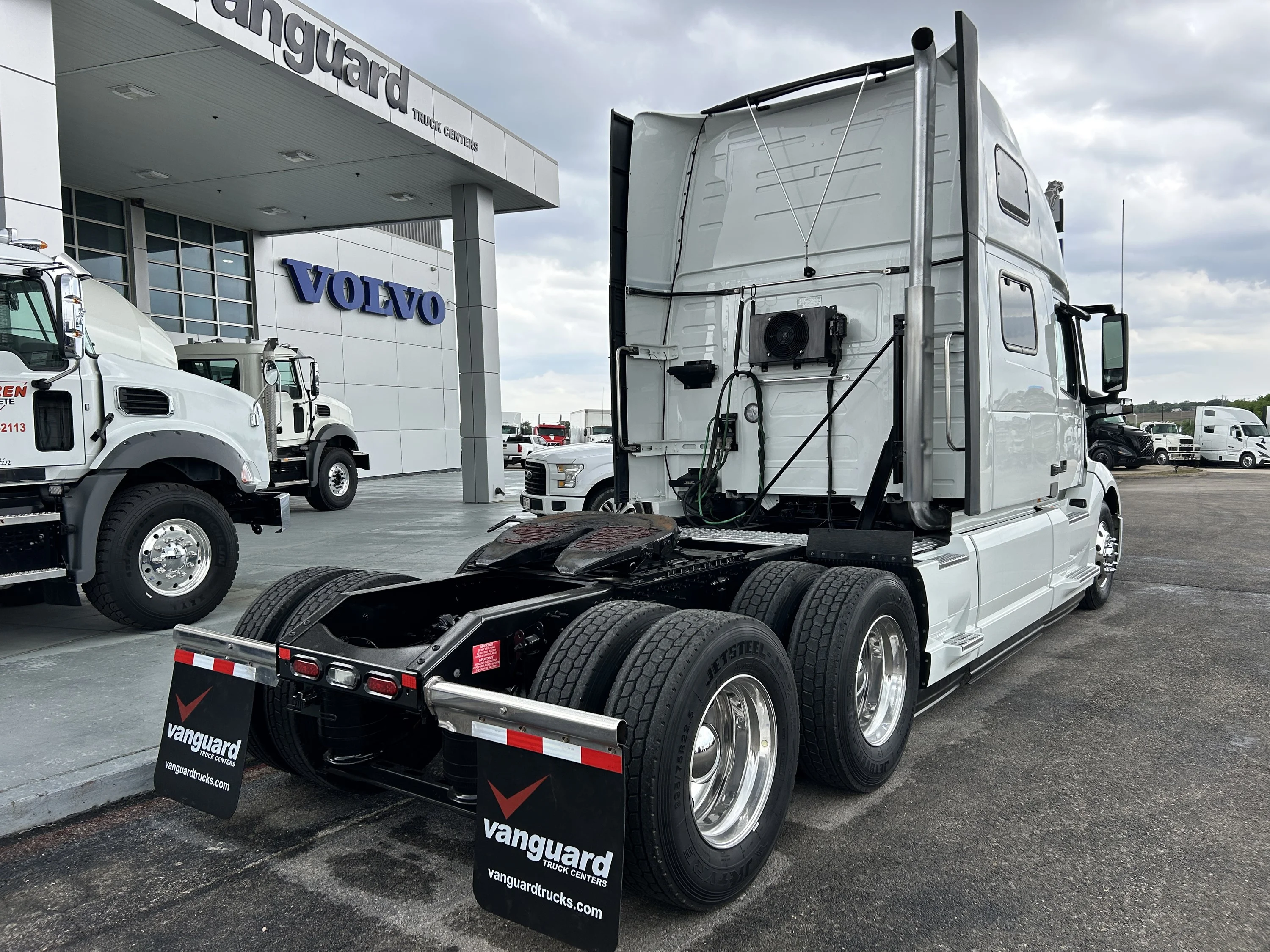 2024 Volvo VNL 860 - image 4
