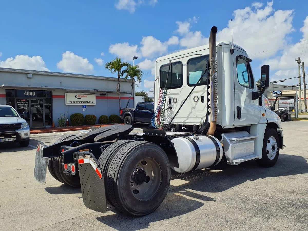2019 Freightliner Cascadia in Miami, FL — photo 4